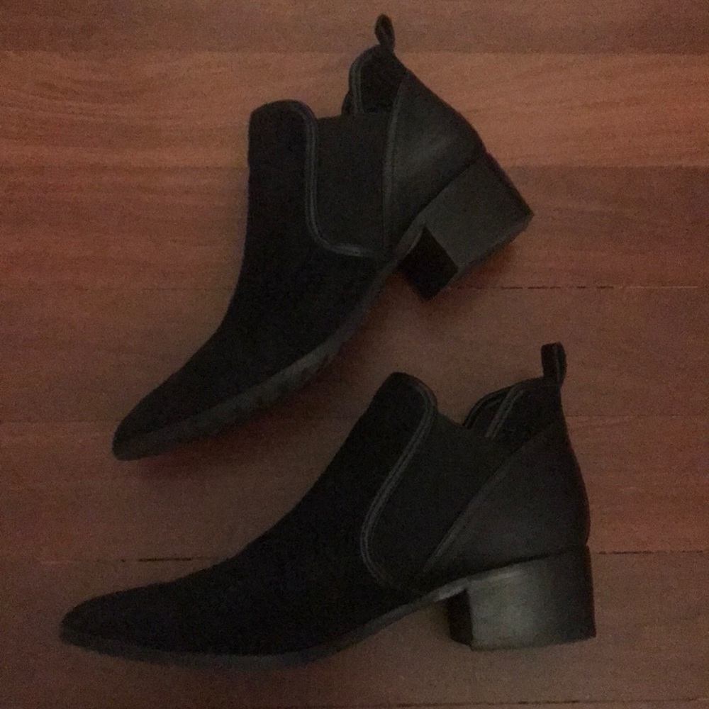 Donald J Pilner black suede textured bootie